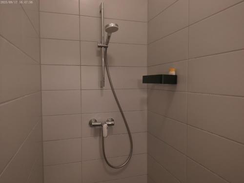 Ένα μπάνιο στο Neu gebaut - Modern - Apartments - Boardinghouse Weiße Taube