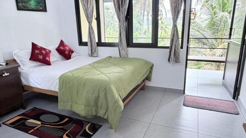 Giường trong phòng chung tại Hestia Homestay