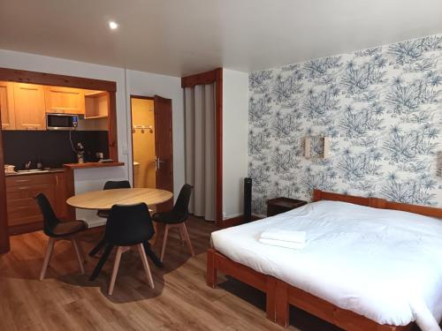 Ένα ή περισσότερα κρεβάτια σε δωμάτιο στο Grand studio en montagne