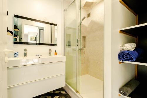 un bagno con lavandino e doccia di Le nid montois - centre - parking - balcon - wifi - lave linge et vaisselle a Mont-de-Marsan