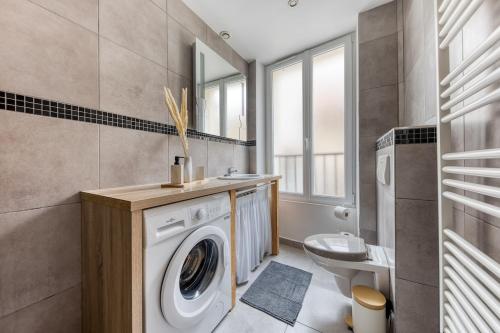 Ένα μπάνιο στο Charmant T3 en bord de marne, centre ville proche Disneyland & Paris