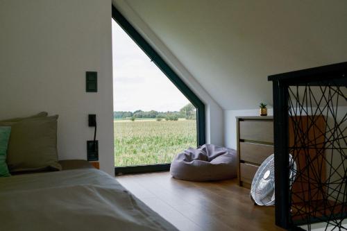 Ένα ή περισσότερα κρεβάτια σε δωμάτιο στο Dolina Słońca obok Suntago - nowoczesne domy z jacuzzi