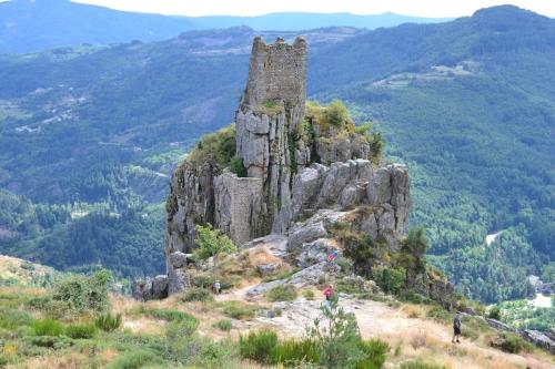 um castelo no topo de uma montanha rochosa em Julie's House em Chanéac