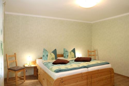 een slaapkamer met een bed, een tafel en een stoel bij Ferienwohnung Sonnenhang-Hartmann in Olsberg