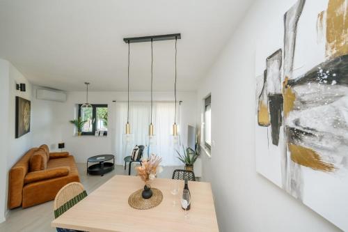 LuxStay Apartments APT1 - Private Parking, Terrace
