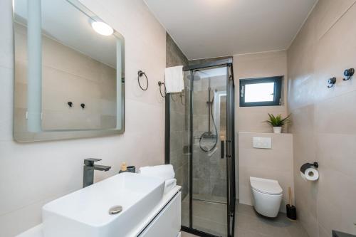 LuxStay Apartments APT1 - Private Parking, Terrace