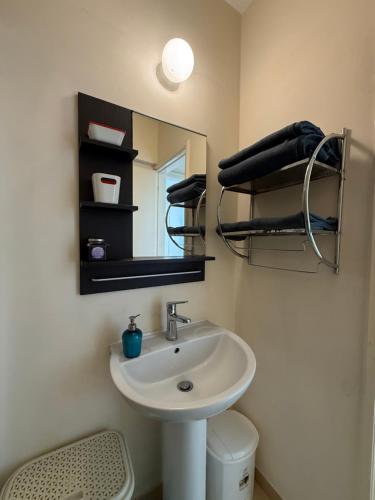 Et badeværelse på Paphos Love Shack apartment