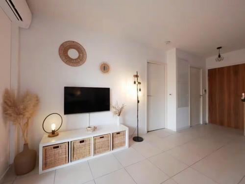 Телевизор и/или развлекательный центр в L'Alba Rosso - Climatisation, parking et terrasse