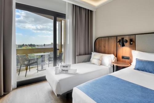 een hotelkamer met twee bedden en een balkon bij Barceló Roma in Rome
