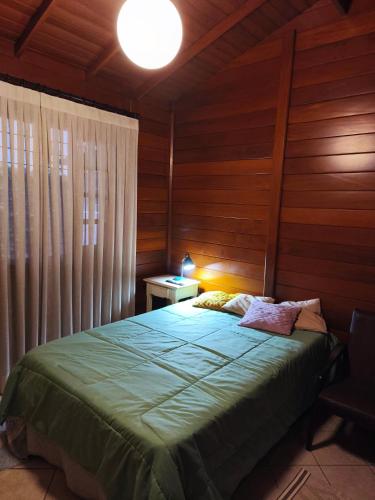 Postel nebo postele na pokoji v ubytování Quarto com cama de casal e banheiro privativo