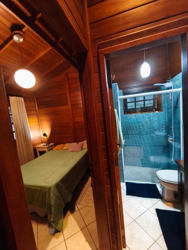 Koupelna v ubytování Quarto com cama de casal e banheiro privativo