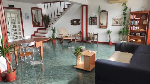 een woonkamer met een tafel en stoelen bij Woodpecker Backpacker Hostel in Herceg-Novi