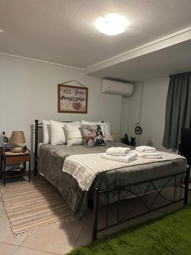 Ένα ή περισσότερα κρεβάτια σε δωμάτιο στο Adrianas Central Stay