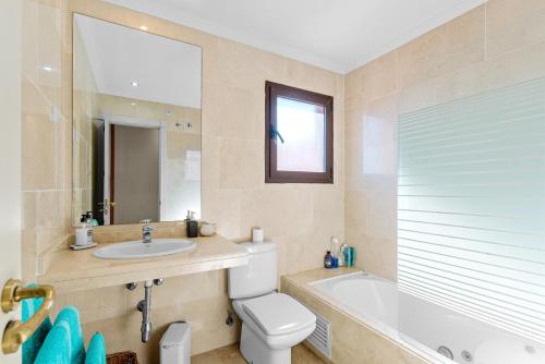 Et badeværelse på Ático de lujo con vistas al mar