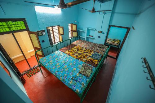 Ένα ή περισσότερα κρεβάτια σε δωμάτιο στο V Homestay Tiruvannamalai