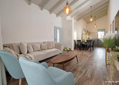 O zonă de relaxare la הילת השחר - וילה מדהימה עם 3 חדרי שינה ובריכה פרטית מחוממת ומקורה בעין יעקב