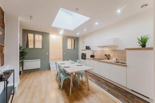 Una cocina o cocineta en Lille Grand Place - Apartment With 2 Bedrooms