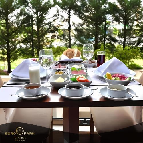 イスタンブールにあるEuro Park Otelのテーブル(食べ物、ワイングラス付)