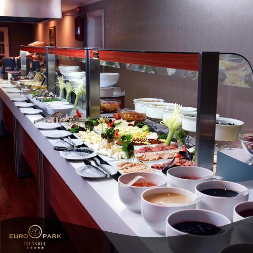 イスタンブールにあるEuro Park Otelのたくさんの料理が並んだビュッフェ