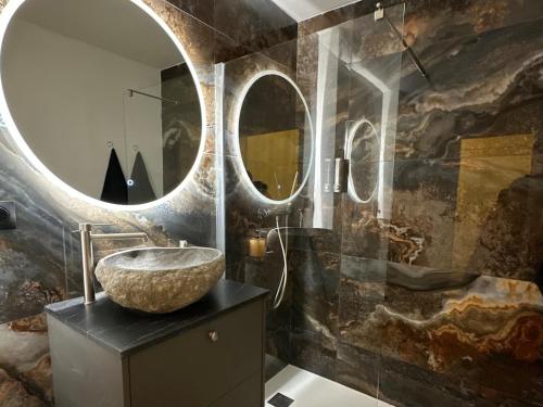 a bathroom with a sink and a mirror at Magnifique appartement à 300m des plages à Port Frejus in Fréjus