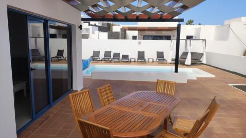 Swimmingpoolen hos eller tæt på Villa Esperanza by Villalia