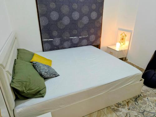 Ένα ή περισσότερα κρεβάτια σε δωμάτιο στο Hotel-Style 1BR Near Mall of Oman