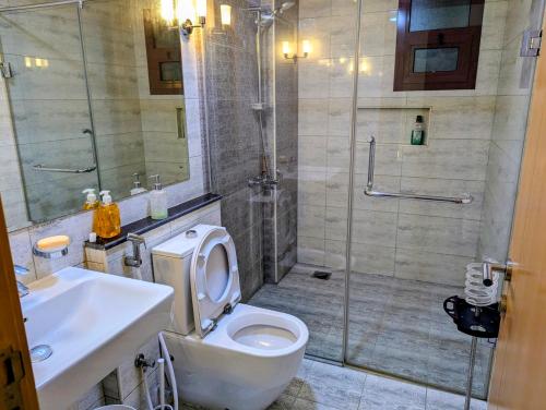 Ένα μπάνιο στο Hotel-Style 1BR Near Mall of Oman