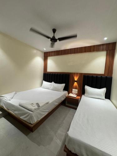 Postel nebo postele na pokoji v ubytování Hotel Royal Suites