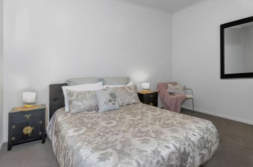 Giường trong phòng chung tại Heart of Hamilton Loft Apartment