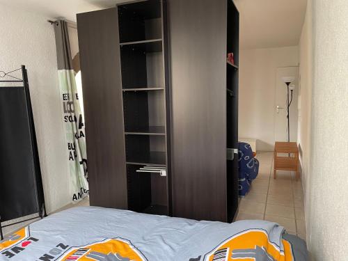 ein Schlafzimmer mit einem Schrank und einem Bett in einem Zimmer in der Unterkunft Cosy Logis site historique in Bourg-sur-Gironde