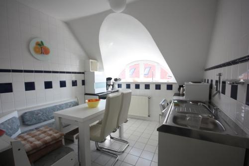 eine Küche mit Spüle und Badewanne in der Unterkunft Villa Luba in Ostseebad Koserow