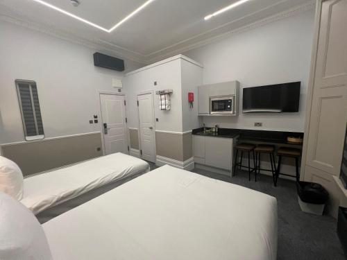 Кухня или мини-кухня в MSK The Whiteley
