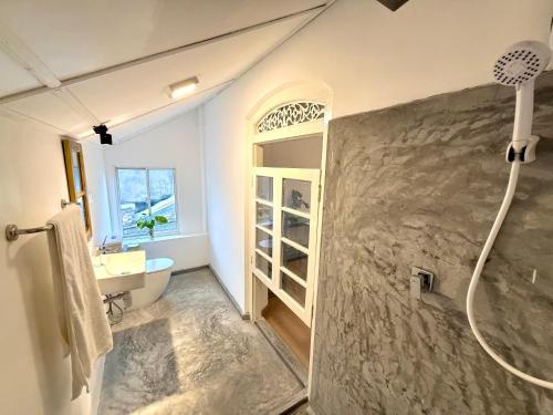un baño con ducha y lavabo en Sudu Colonial House 1929, en Ambalangoda