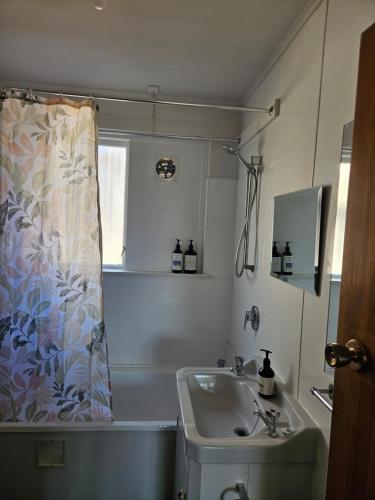 Et badeværelse på Bay Getaway & Suite Caroline