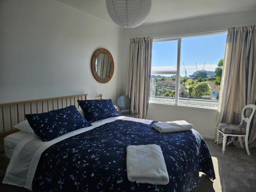 En eller flere senge i et værelse på Bay Getaway & Suite Caroline