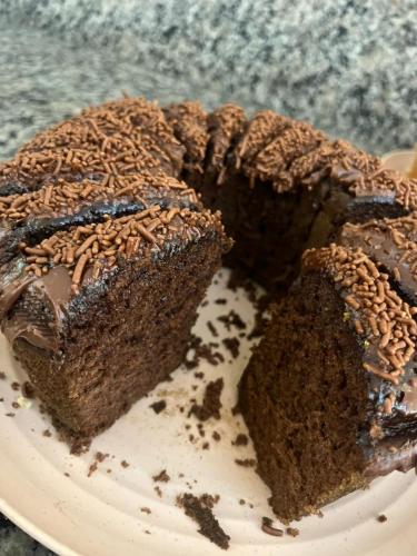 ein Stück Schokoladenkuchen auf einem Teller in der Unterkunft Hotel Portal do Eden in Sorocaba