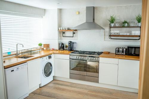 Køkken eller tekøkken på Boutique-Style Apartment in Heart of Brighton Lanes