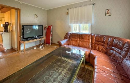 Μια τηλεόραση ή/και κέντρο ψυχαγωγίας στο 2 Bedroom Stunning Home In Värnamo