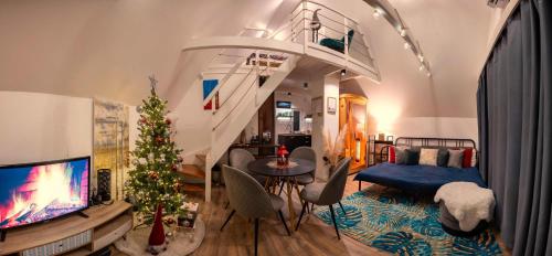 Hillside Cottage في بيتْش: غرفة معيشة مع شجرة عيد الميلاد وتلفزيون