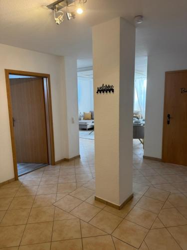 Ferienwohnung WohlfühlRaum في ليختنشتاين: غرفة فارغة بها عمود عليه لافتة