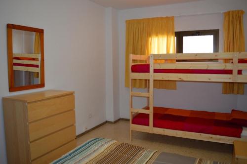um quarto com 2 beliches e uma cómoda em Apartamento Agaete Park em Playa del Inglés