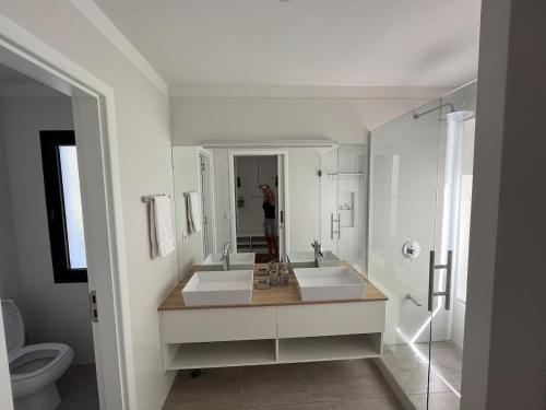 Ένα μπάνιο στο House in a Private Neighborhood of Arenas de José Ignacio