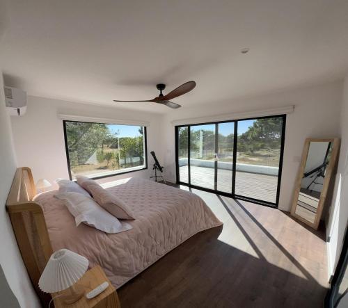 Ένα ή περισσότερα κρεβάτια σε δωμάτιο στο House in a Private Neighborhood of Arenas de José Ignacio