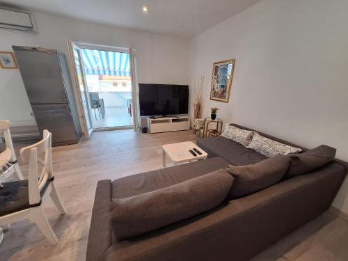 Μια τηλεόραση ή/και κέντρο ψυχαγωγίας στο App Sanny with nice terrace