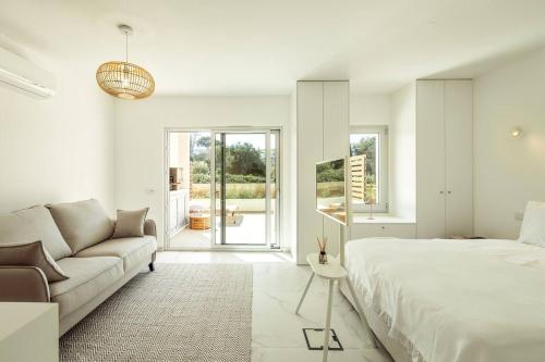 Un pat sau paturi într-o cameră la Green View Studio with Pool