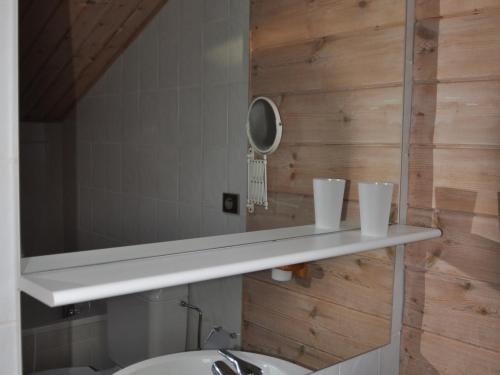 Et badeværelse på Chalet spacieux 5 chambres proche des remontées à Châtel - FR-1-693-2