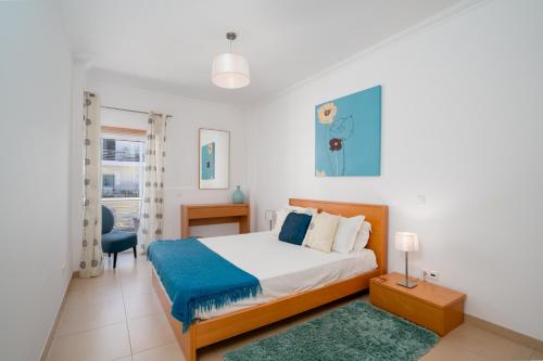 una camera da letto con un letto, una scrivania e una sedia di Apartment Rosetta, Formosa Village a Fuzeta