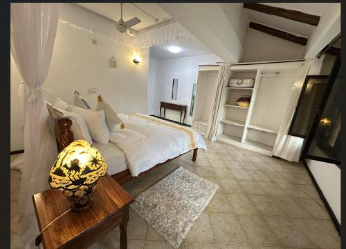 een slaapkamer met een bed en een tafel in een kamer bij The Malindi Mansion in Malindi