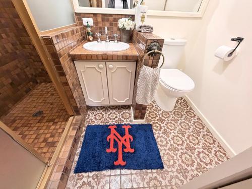 łazienka z toaletą i dywanem na podłodze w obiekcie Luxury 3BR Home ,Office,Garden,Minutes to Beach w mieście Frankston