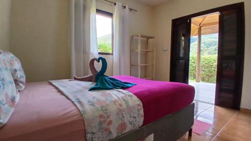 sypialnia z łóżkiem, na którym siedzi syrena w obiekcie Casa em São Francisco Xavier/sp w mieście São Francisco Xavier